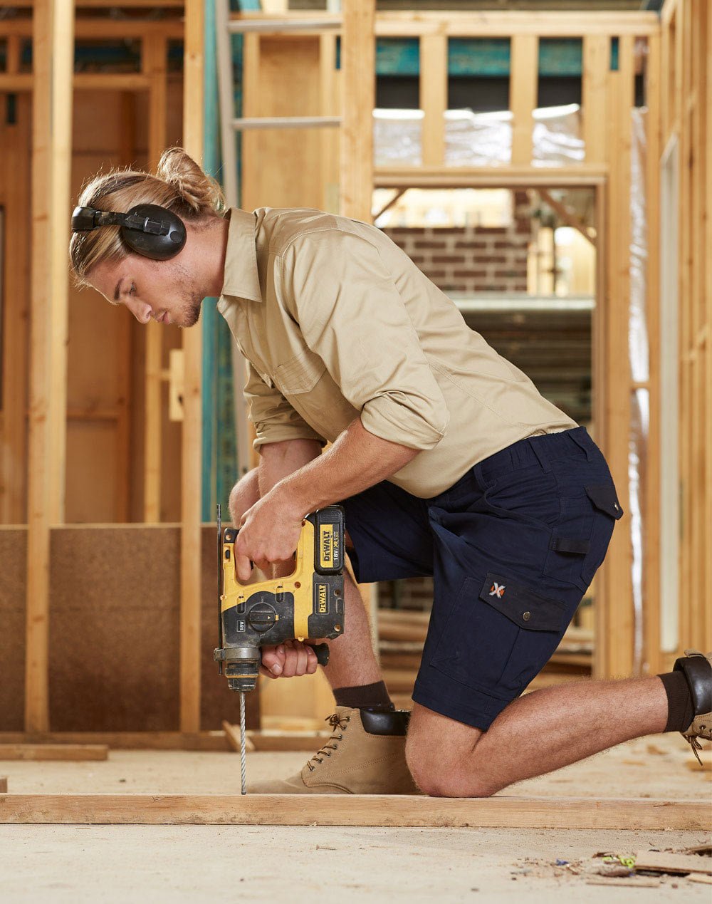 AIW WP23 MENS STRETCH CARGO WORK SHORTS WITH DESIGN PANEL TREATMENTS - WEARhouse